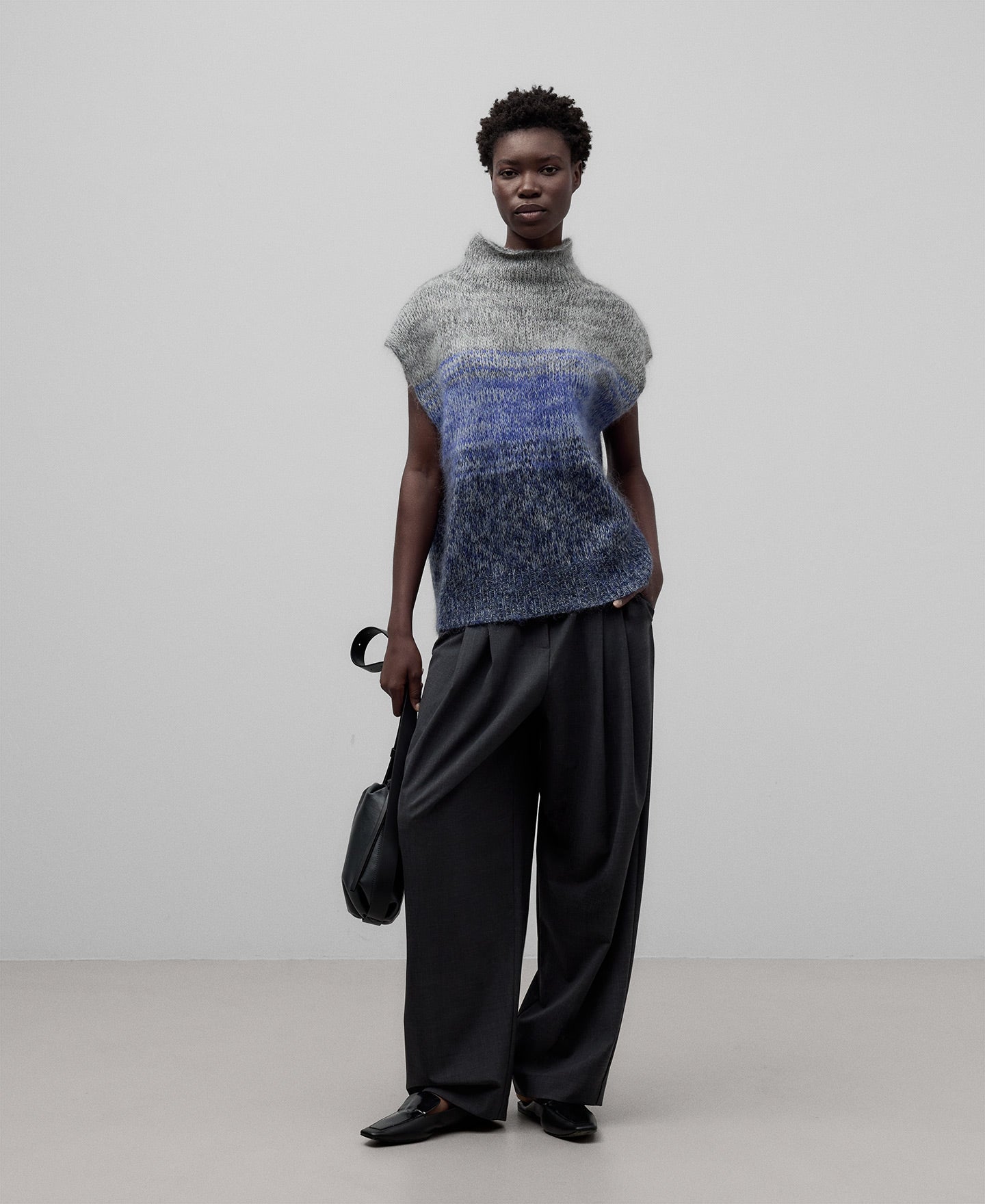 Gradient knit vest woman in charcoal grey/blue