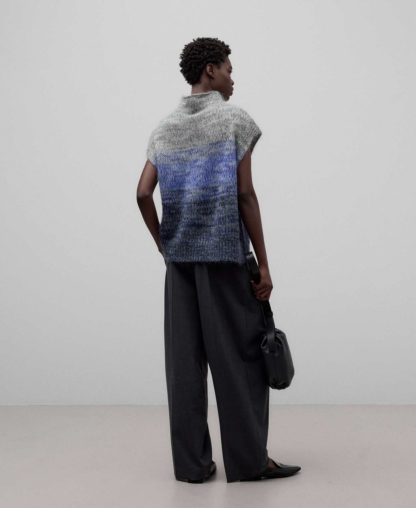 Gradient knit vest woman in charcoal grey/blue