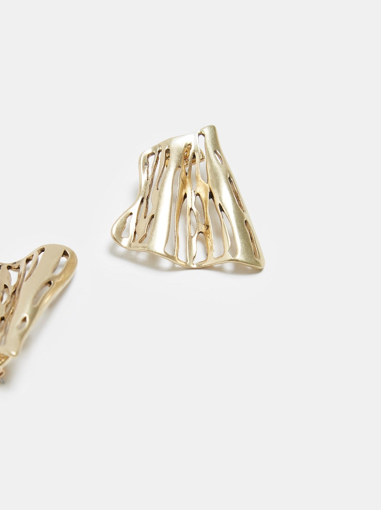 Gold Short Earrings In Pleated Metal