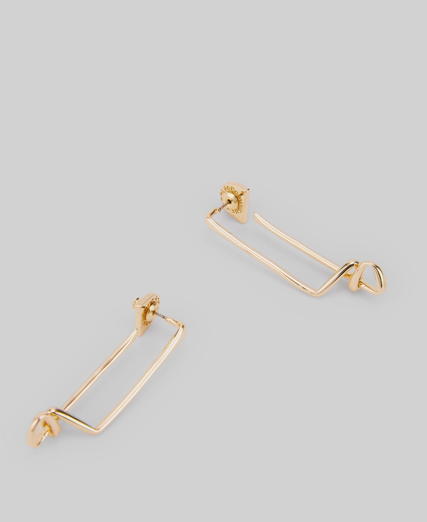 Twisted earrings woman in gold