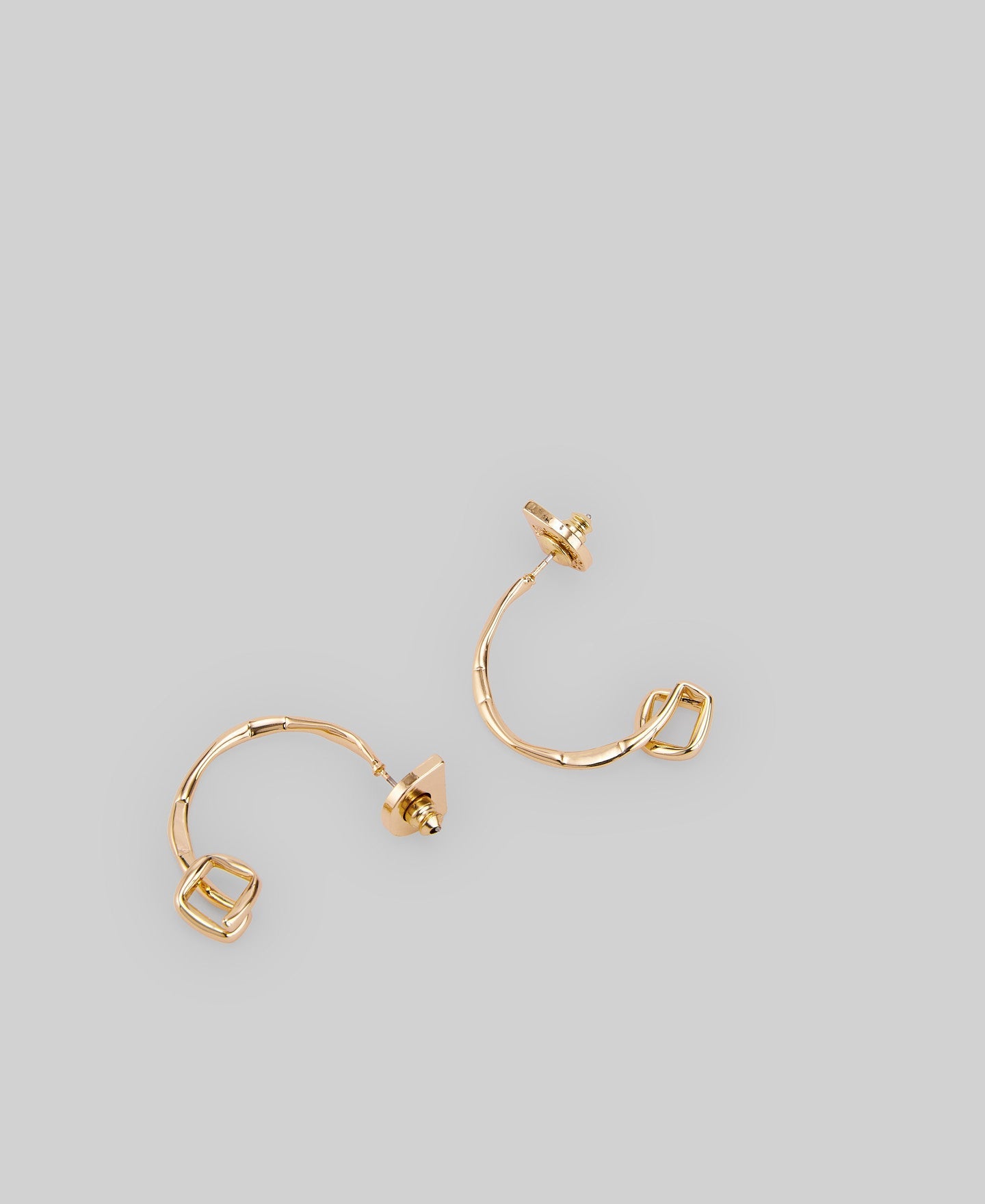 Hoop earrings with knot at the end woman in gold