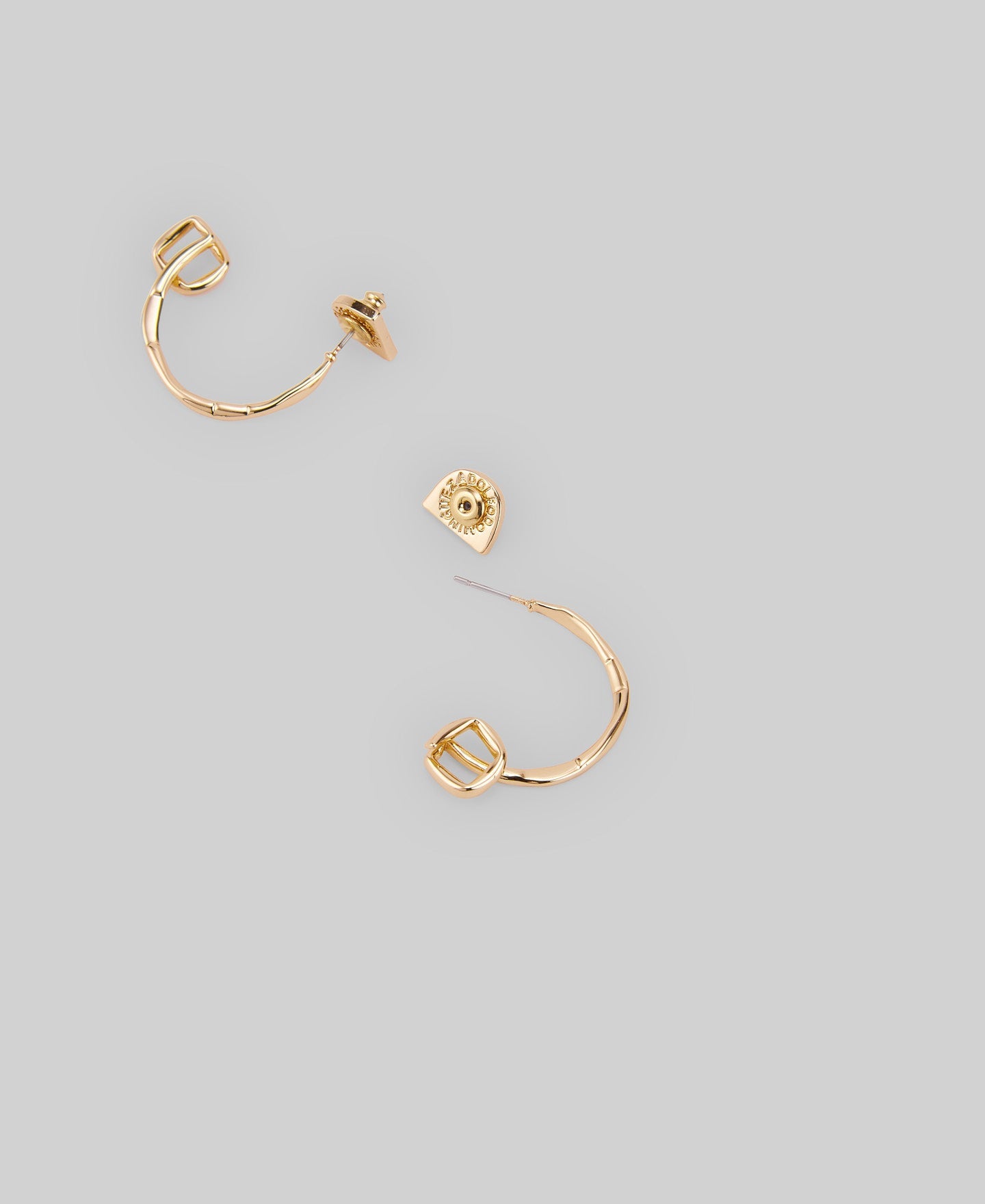 Hoop earrings with knot at the end woman in gold