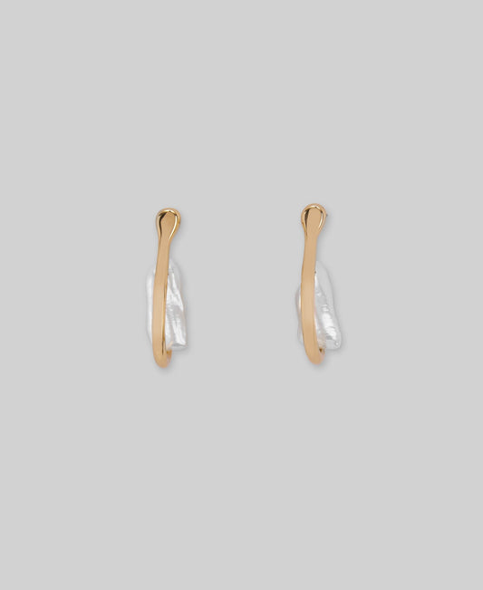 Hoop earrings with a central pearl woman in gold