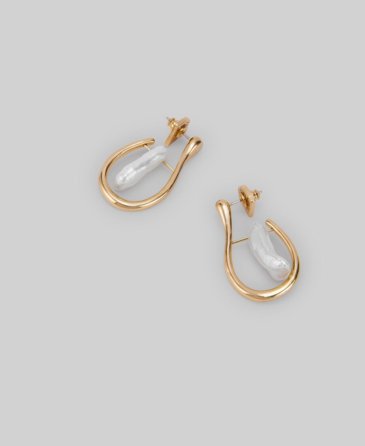 Hoop earrings with a central pearl woman in gold