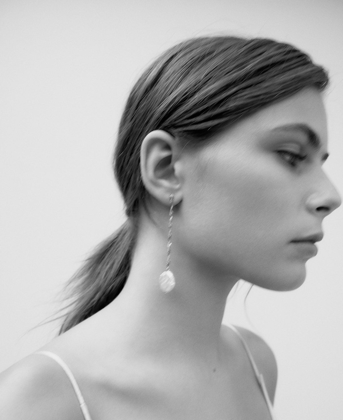 Dangling natural pearls earrings woman in silver color