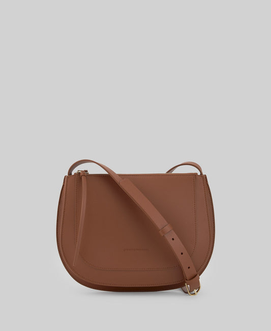 Leather double gusset shoulder bag woman in dark buff