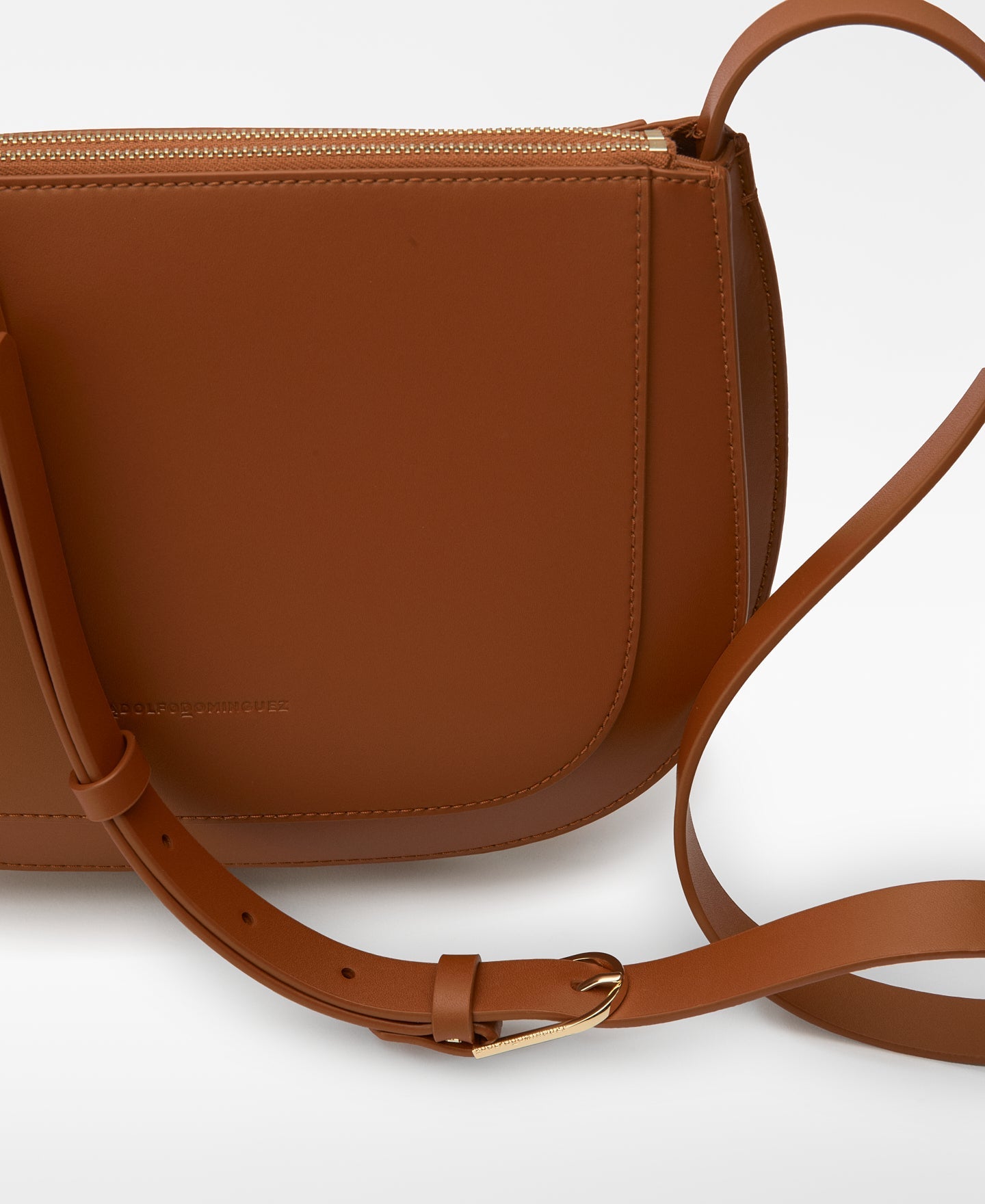 Leather double gusset shoulder bag woman in dark buff