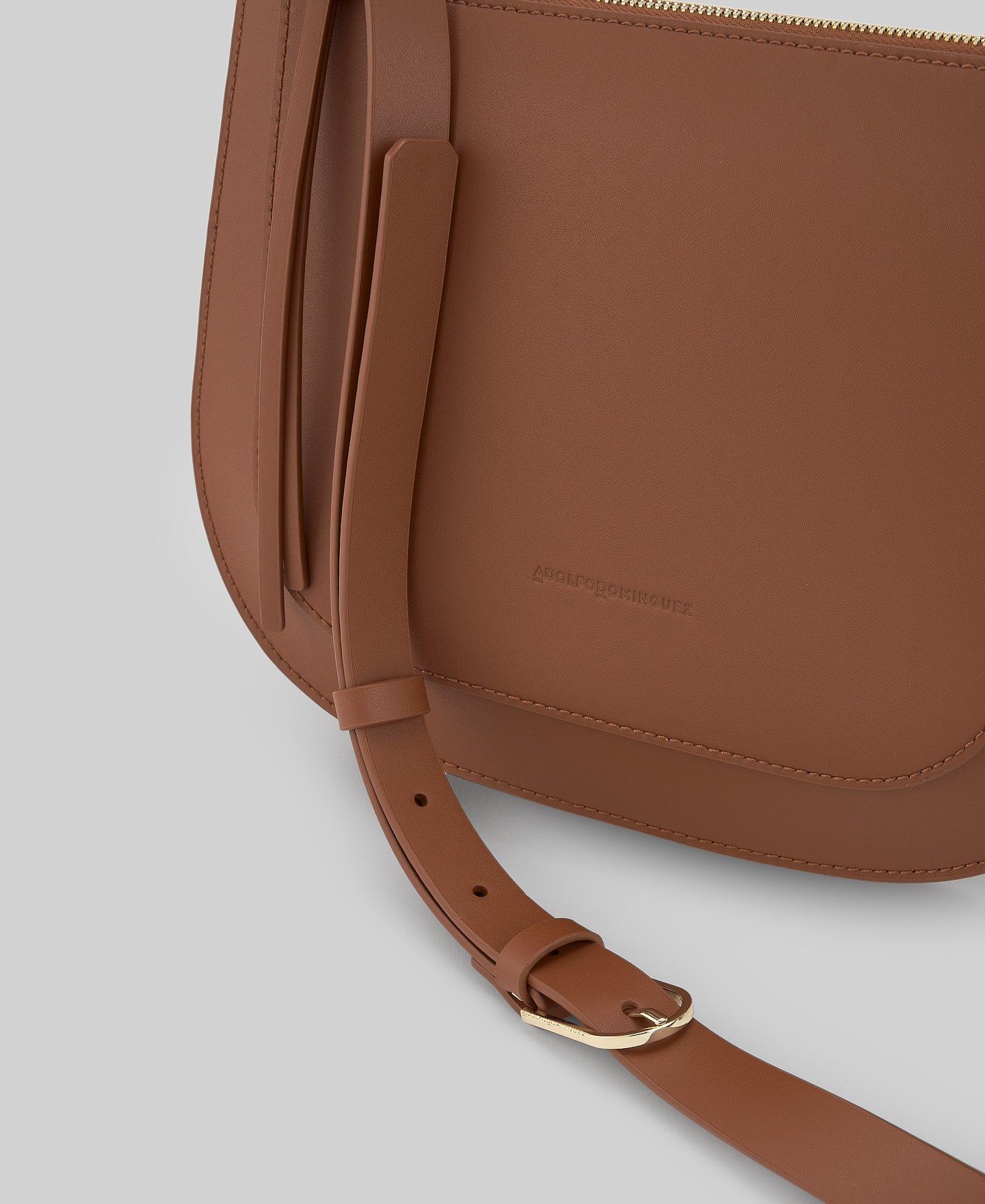 Leather double gusset shoulder bag woman in dark buff