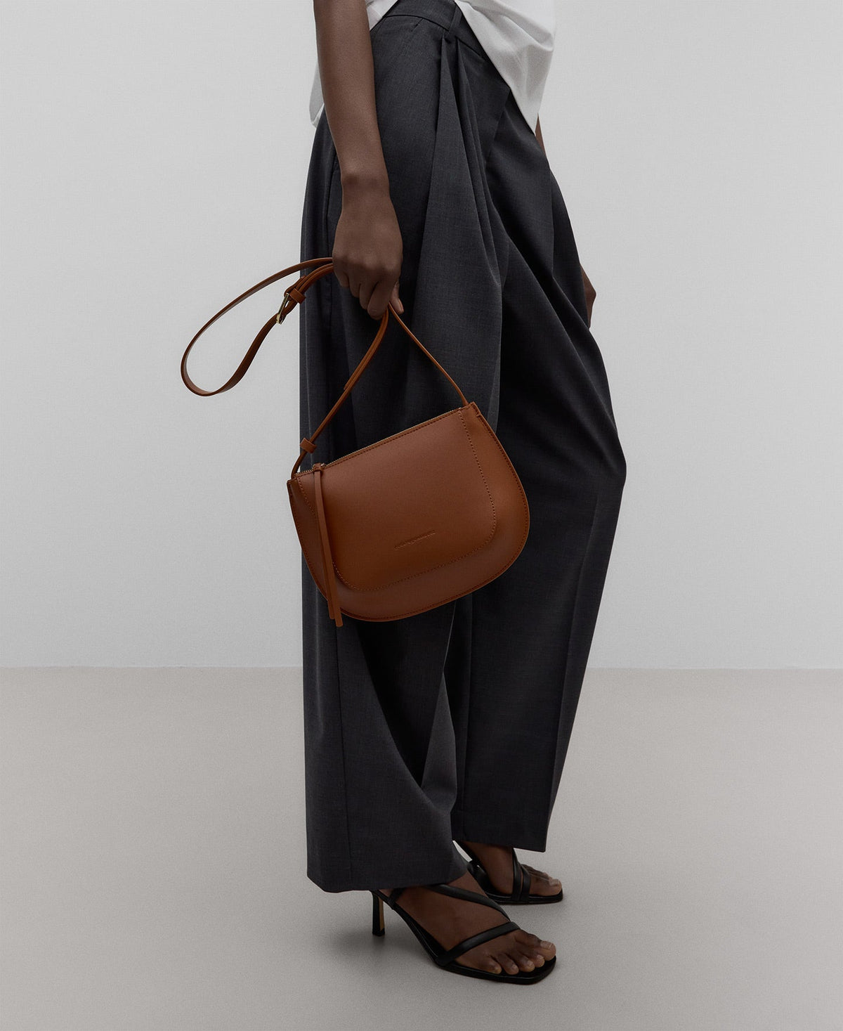 Leather double gusset shoulder bag woman in dark buff