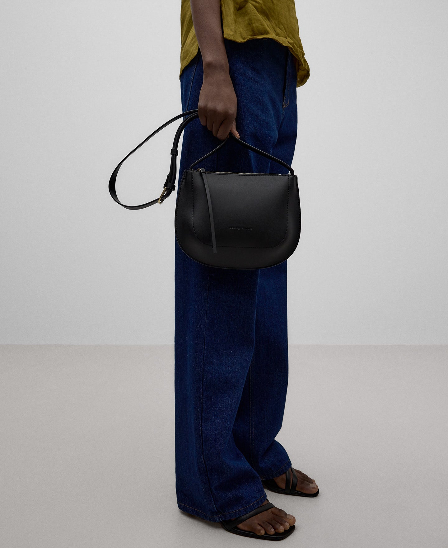 Leather double gusset shoulder bag woman in black