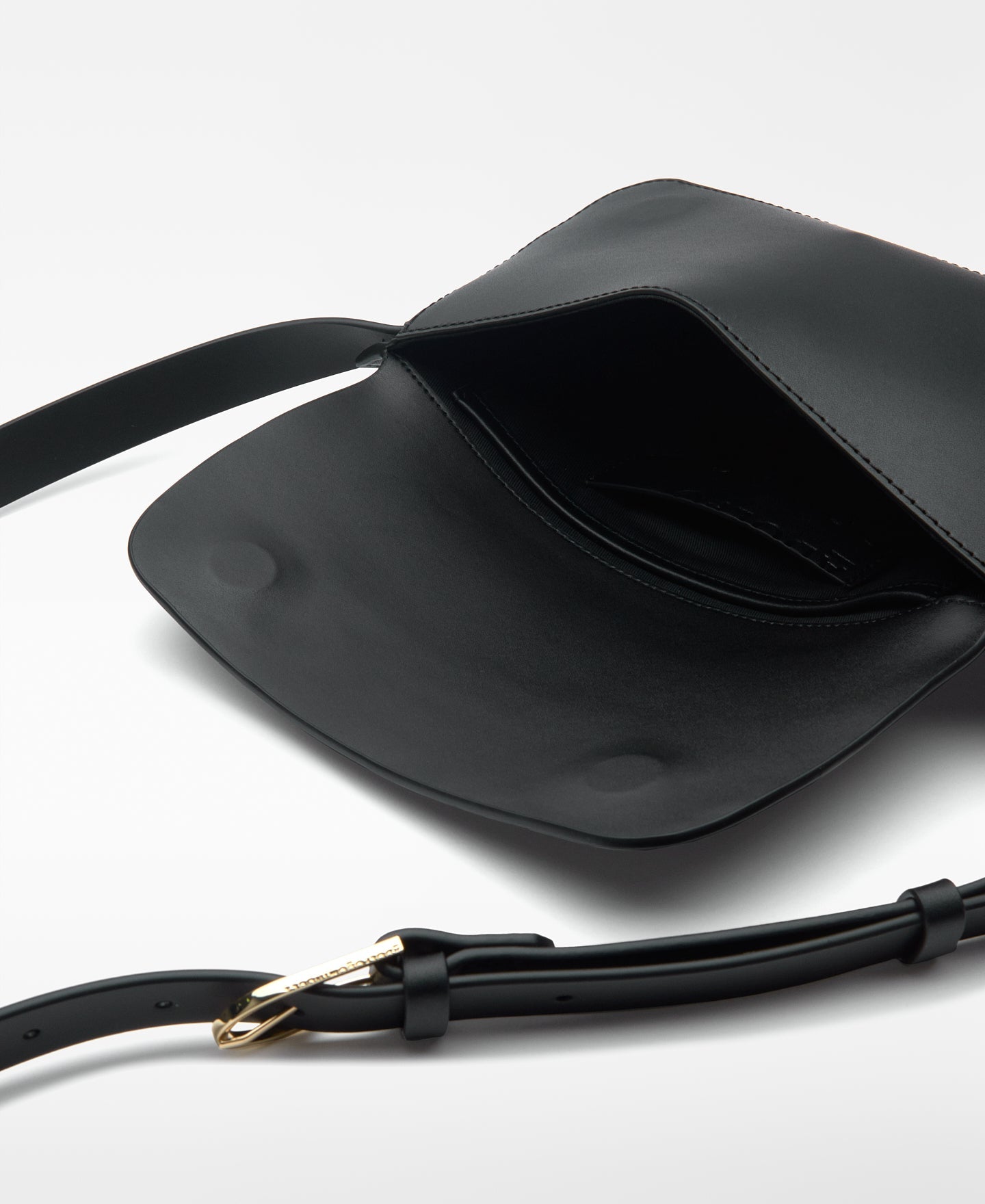 Flap leather bag woman in black