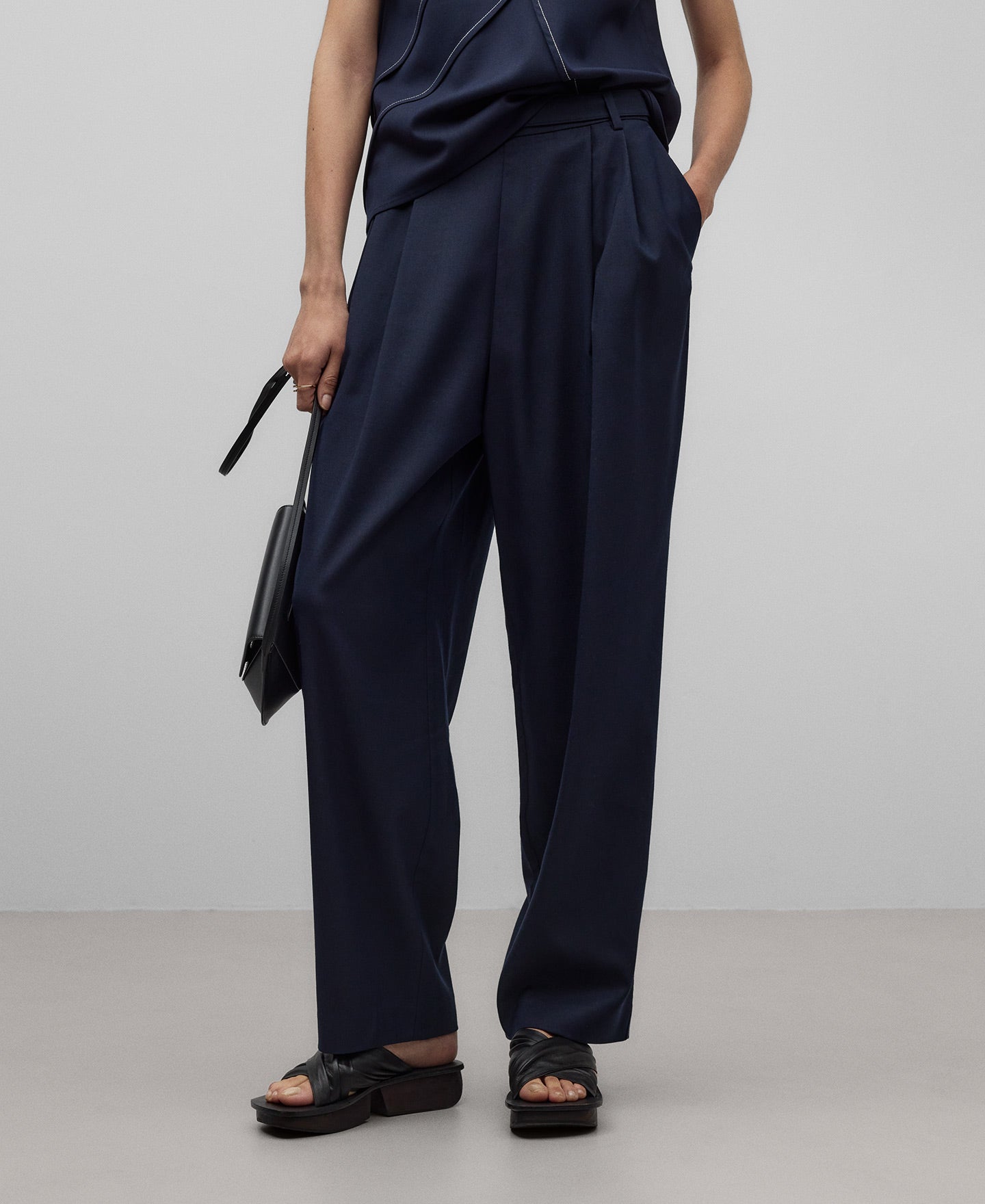 Navy blue tailored trousers woman in navy blue/black
