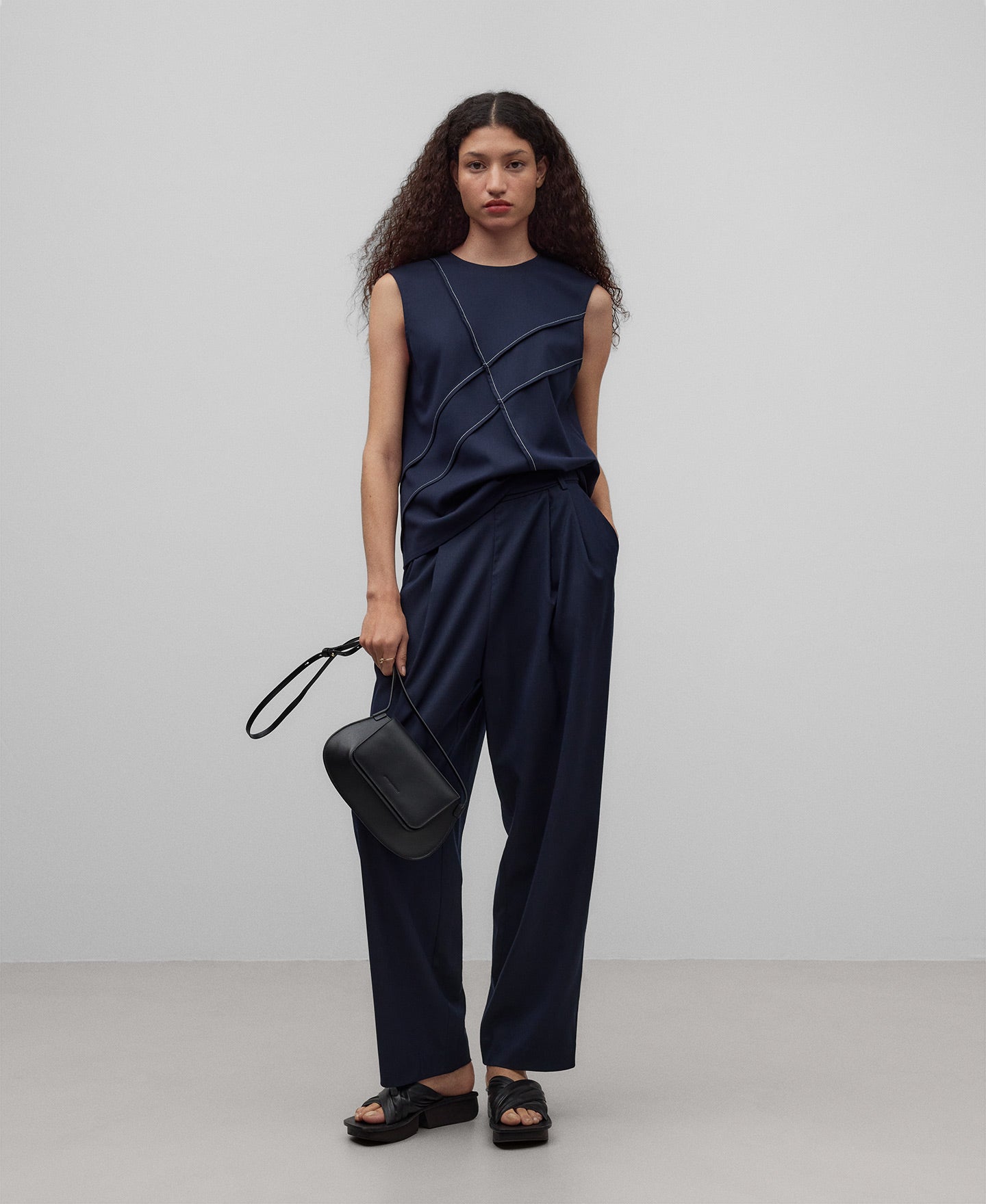 Navy blue tailored trousers woman in navy blue/black