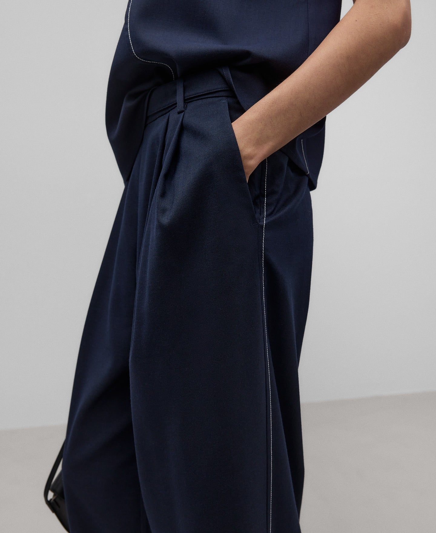 Navy blue tailored trousers woman in navy blue/black