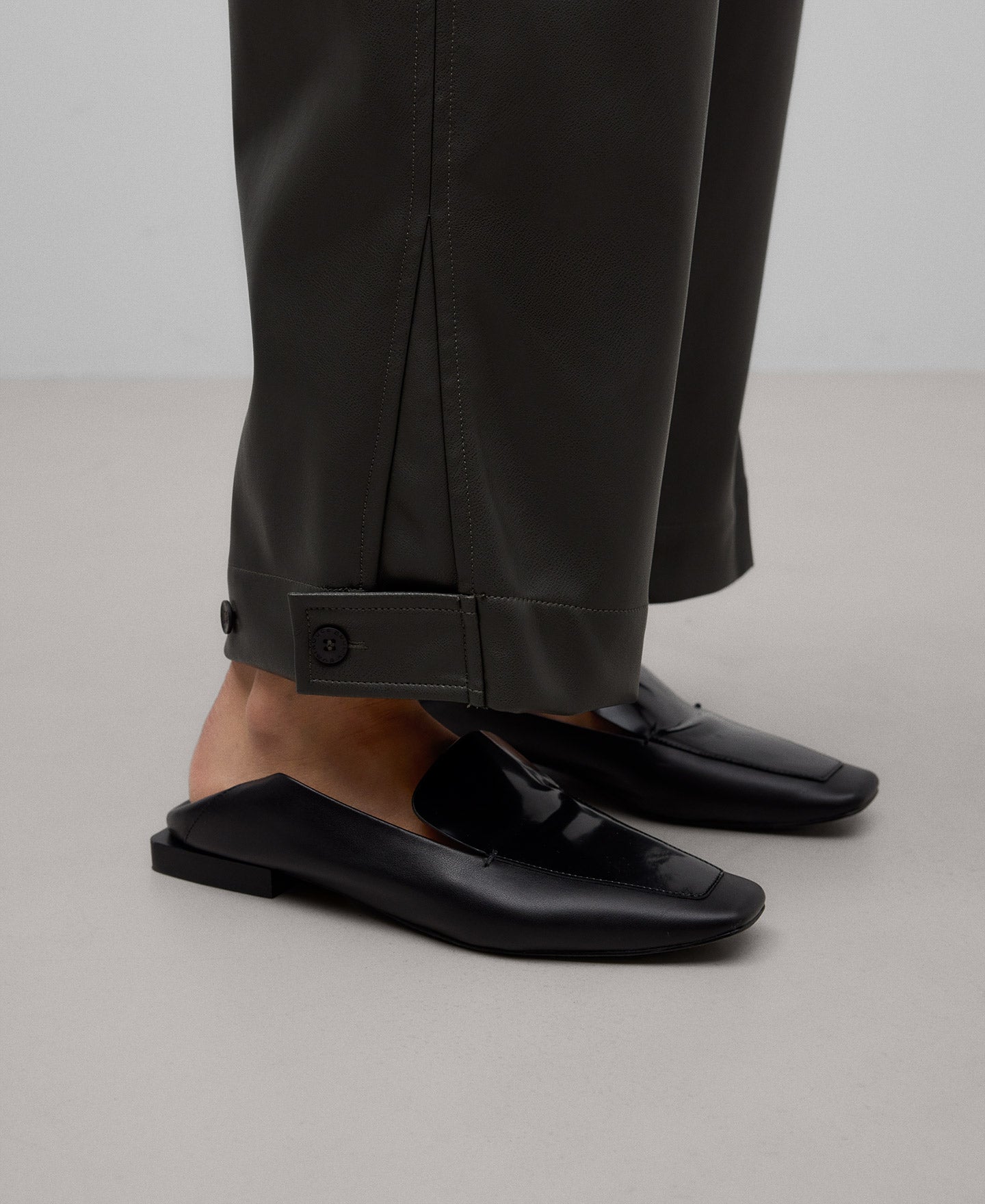 Non-Leather banana trousers woman in anthracite grey