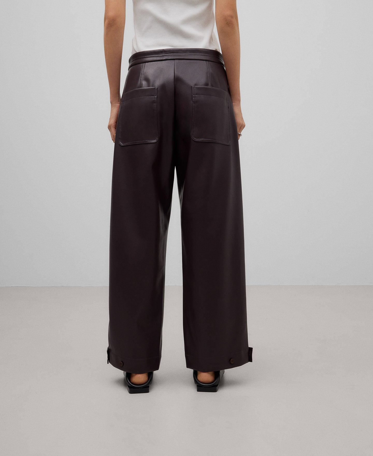Non-Leather banana trousers woman in chocolate