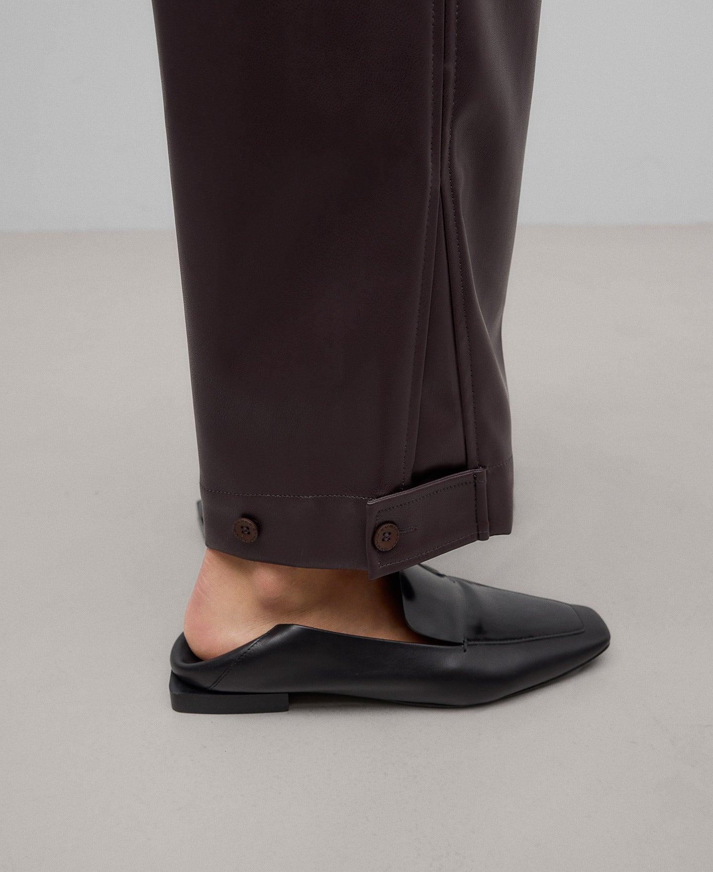 Non-Leather banana trousers woman in chocolate