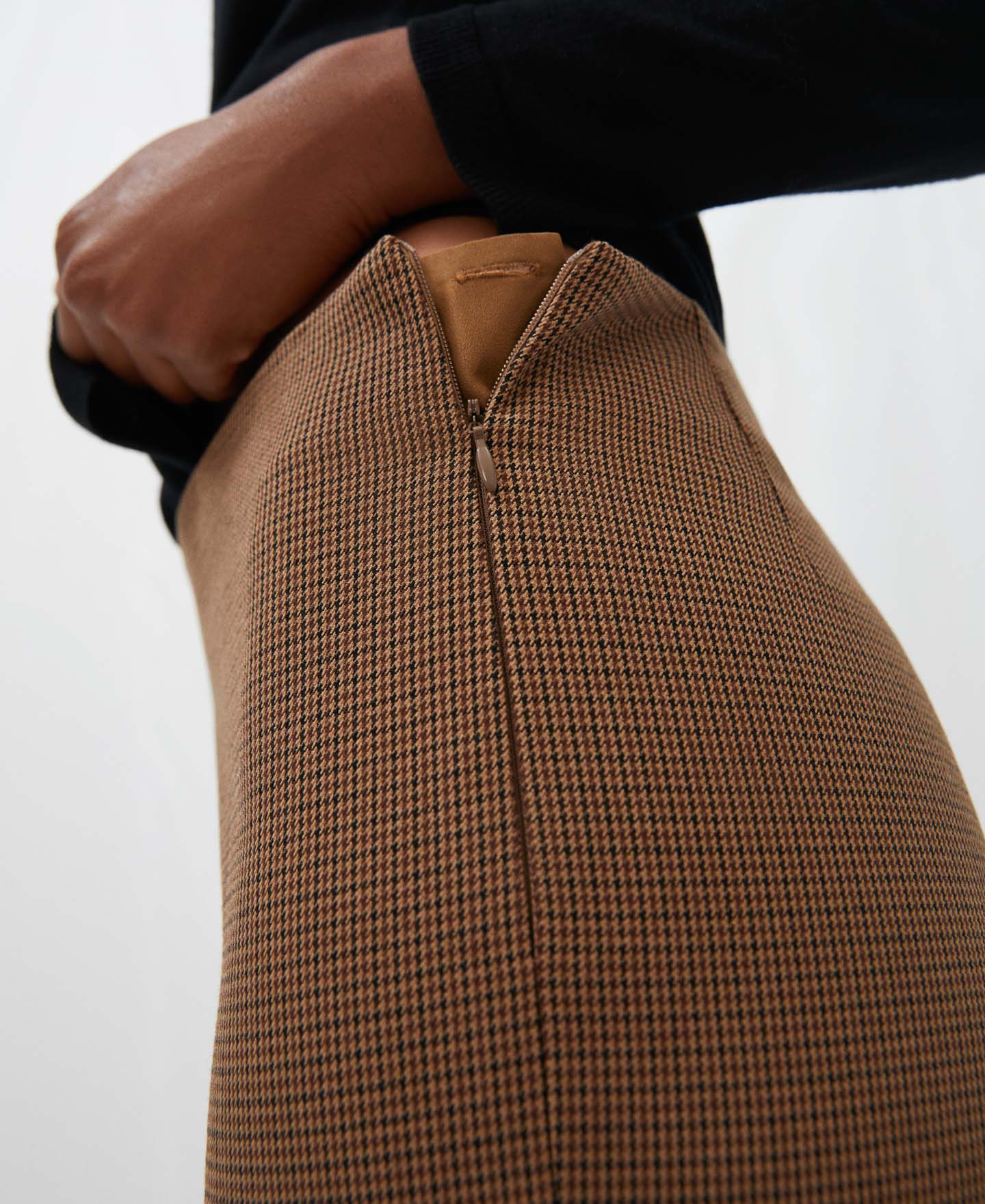 Brown High-Waist Trousers With Microdrawing