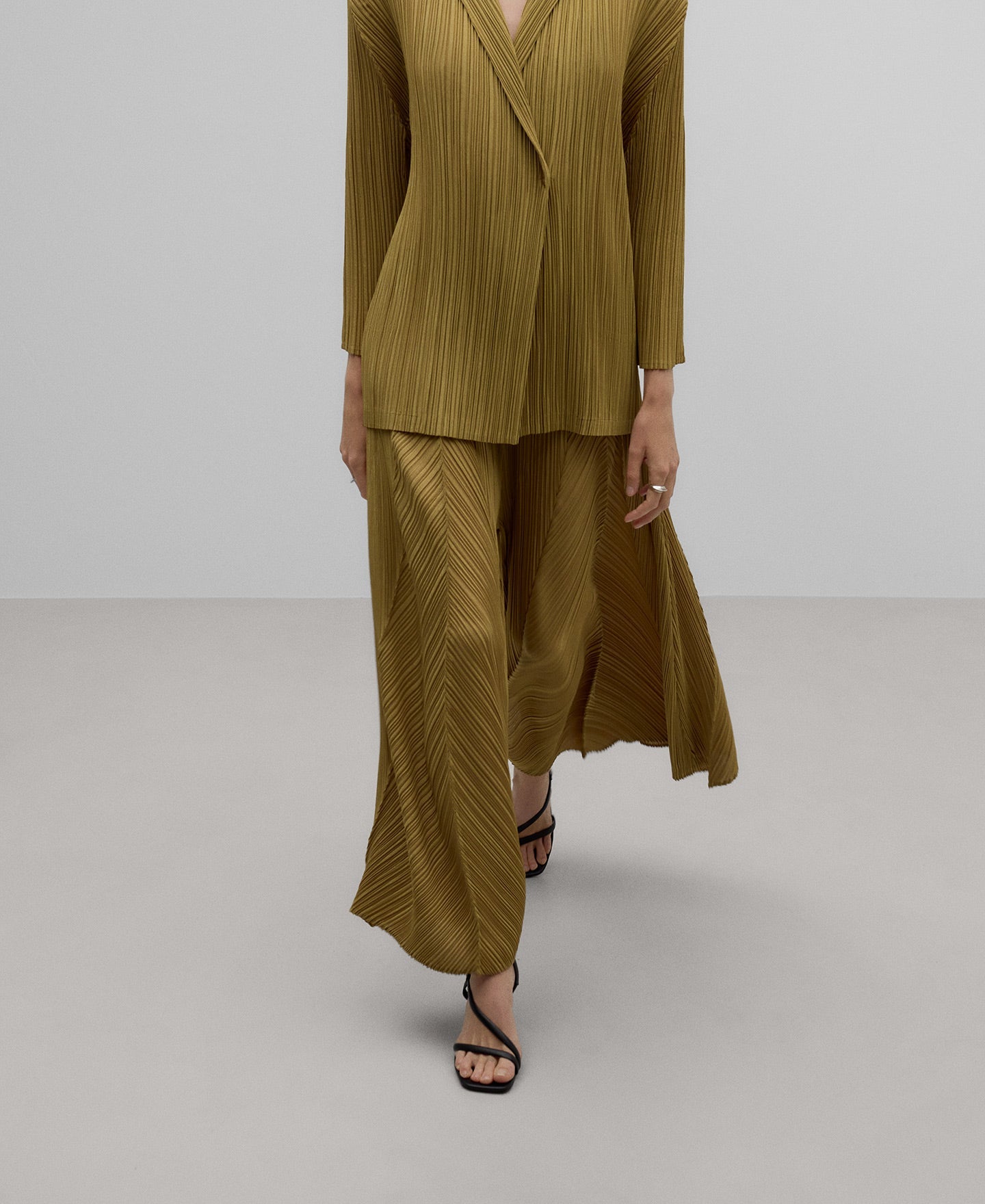 Crinkle palazzo trousers woman in olive green