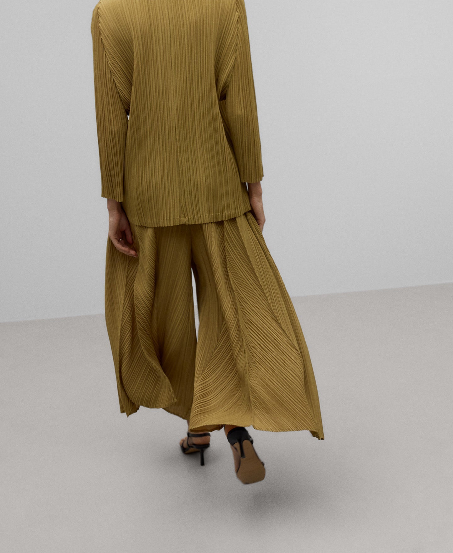 Crinkle palazzo trousers woman in olive green