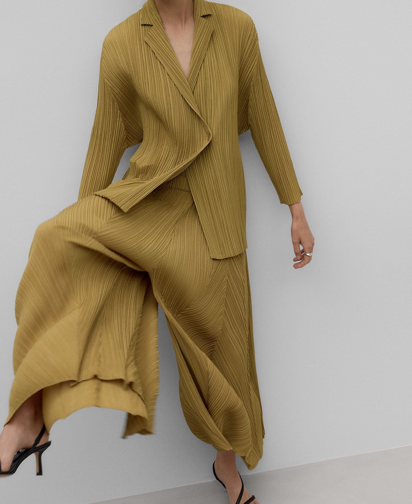 Crinkle palazzo trousers woman in olive green