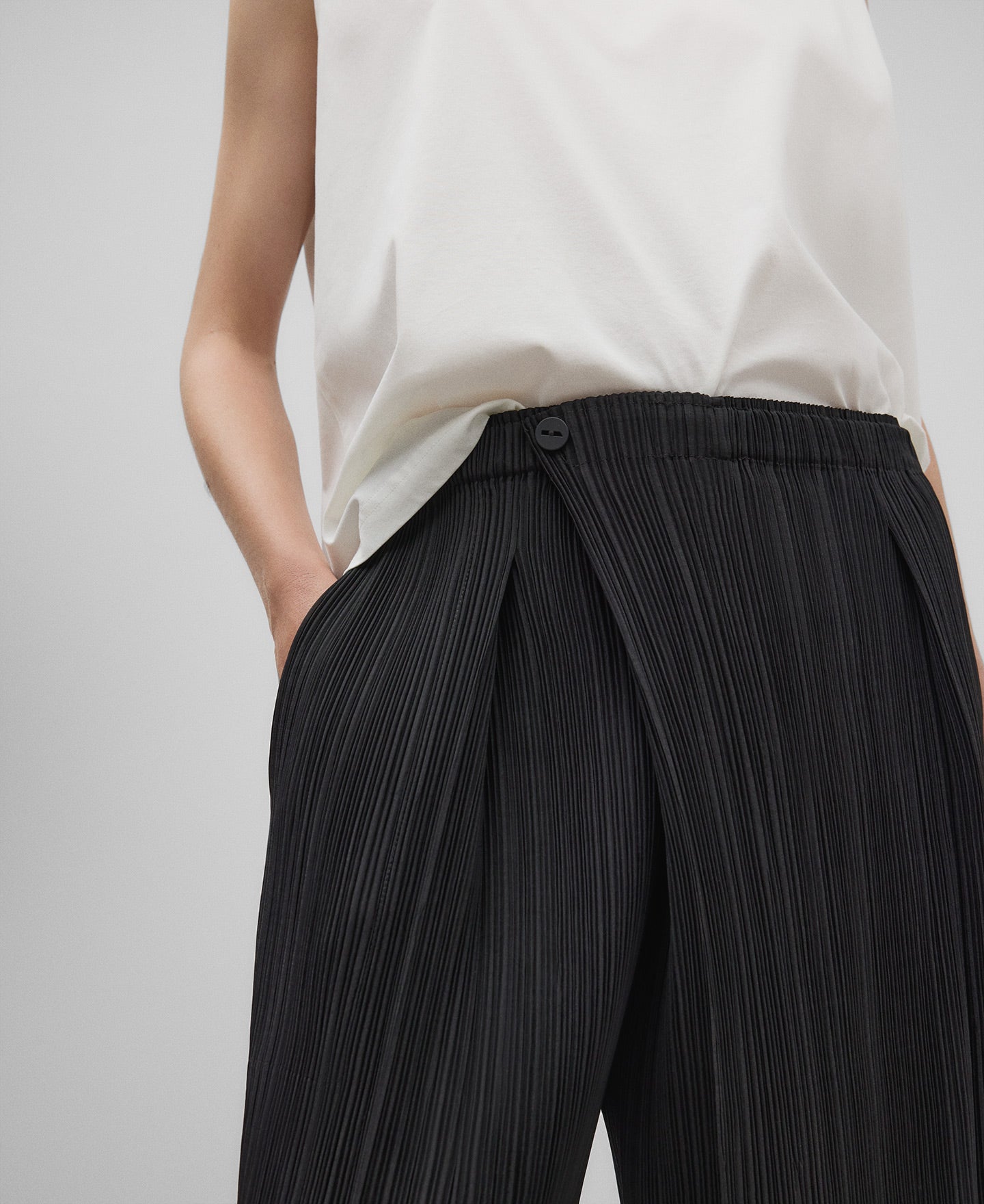 Crinkle cross-front trousers woman in black