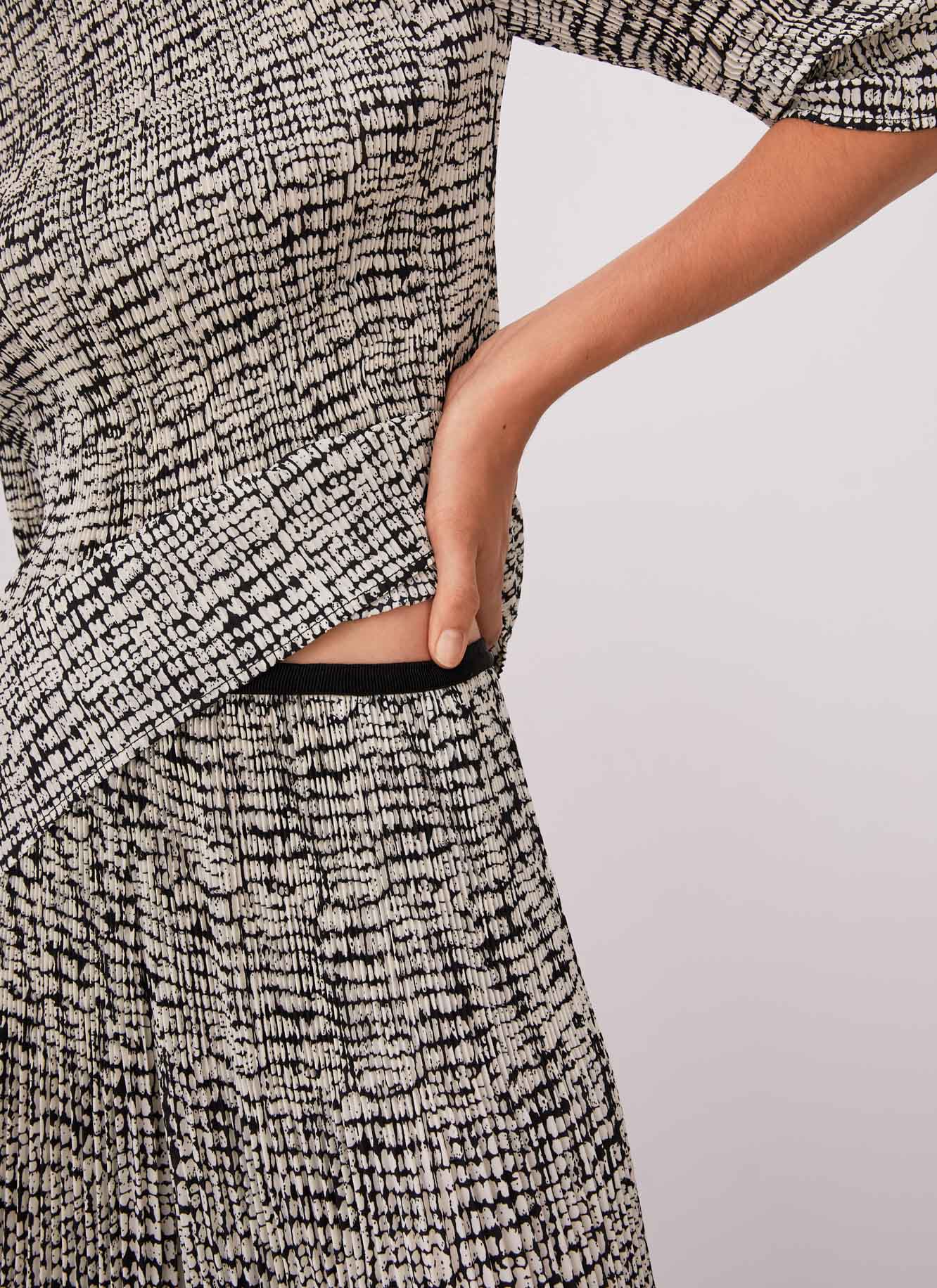 White And Black Crinkle Trousers With Signature Print