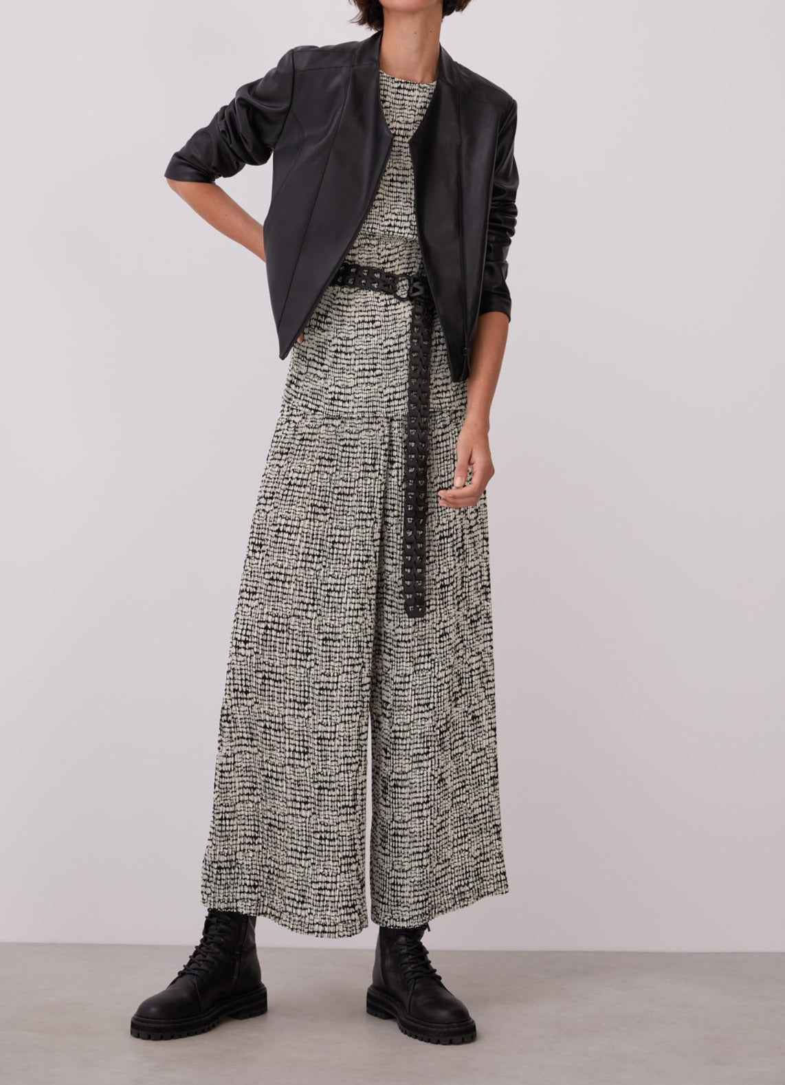 White And Black Crinkle Trousers With Signature Print