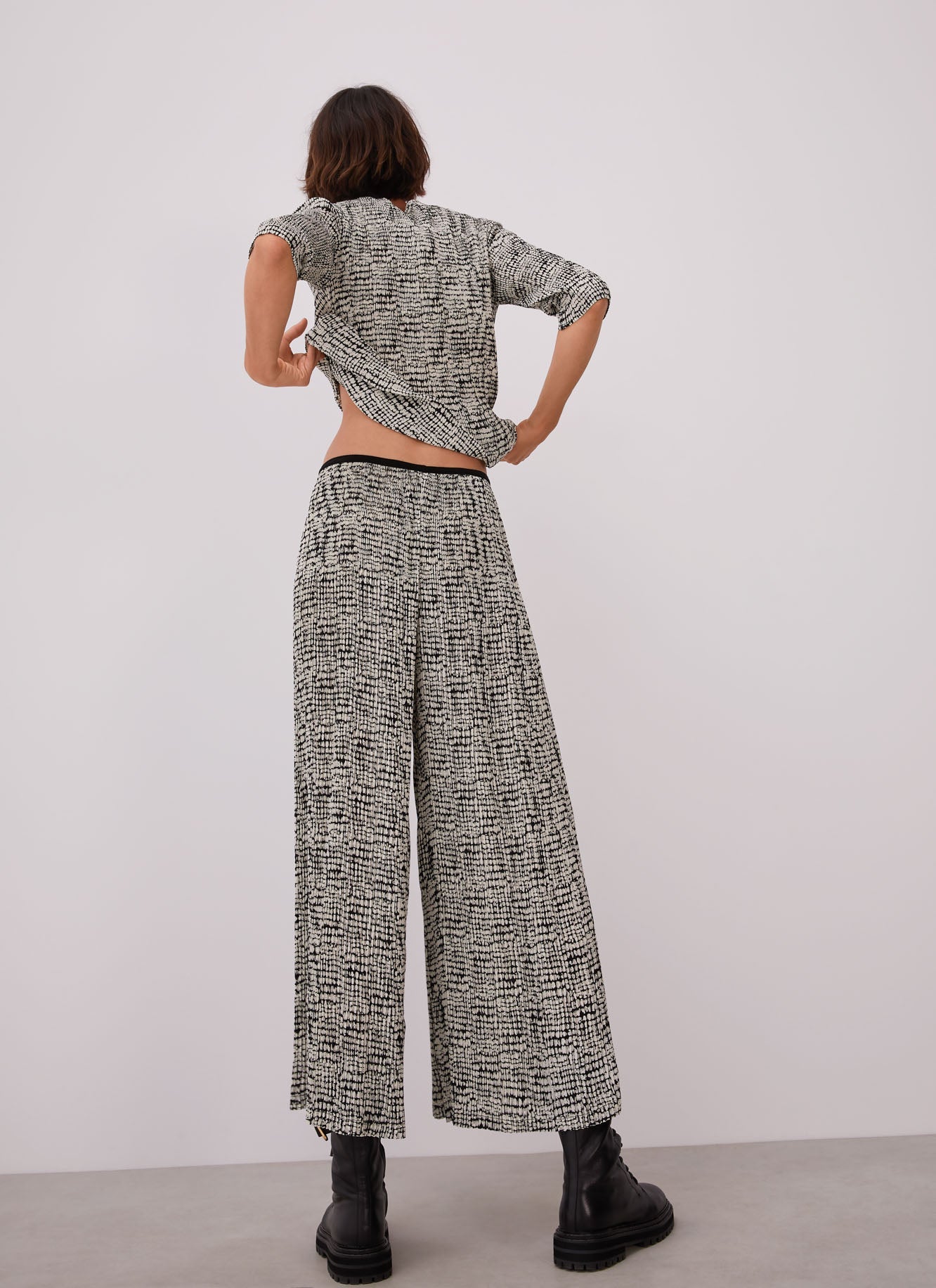 White And Black Crinkle Trousers With Signature Print