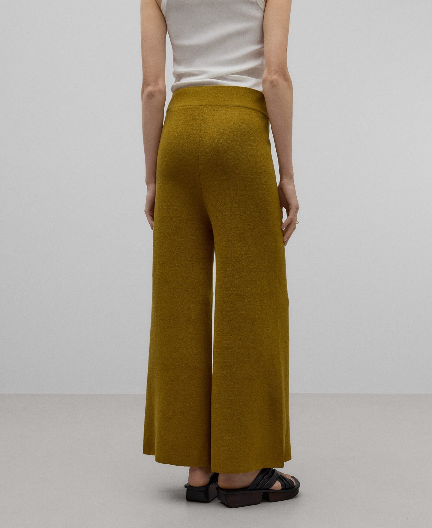 Knit linen trousers woman in green