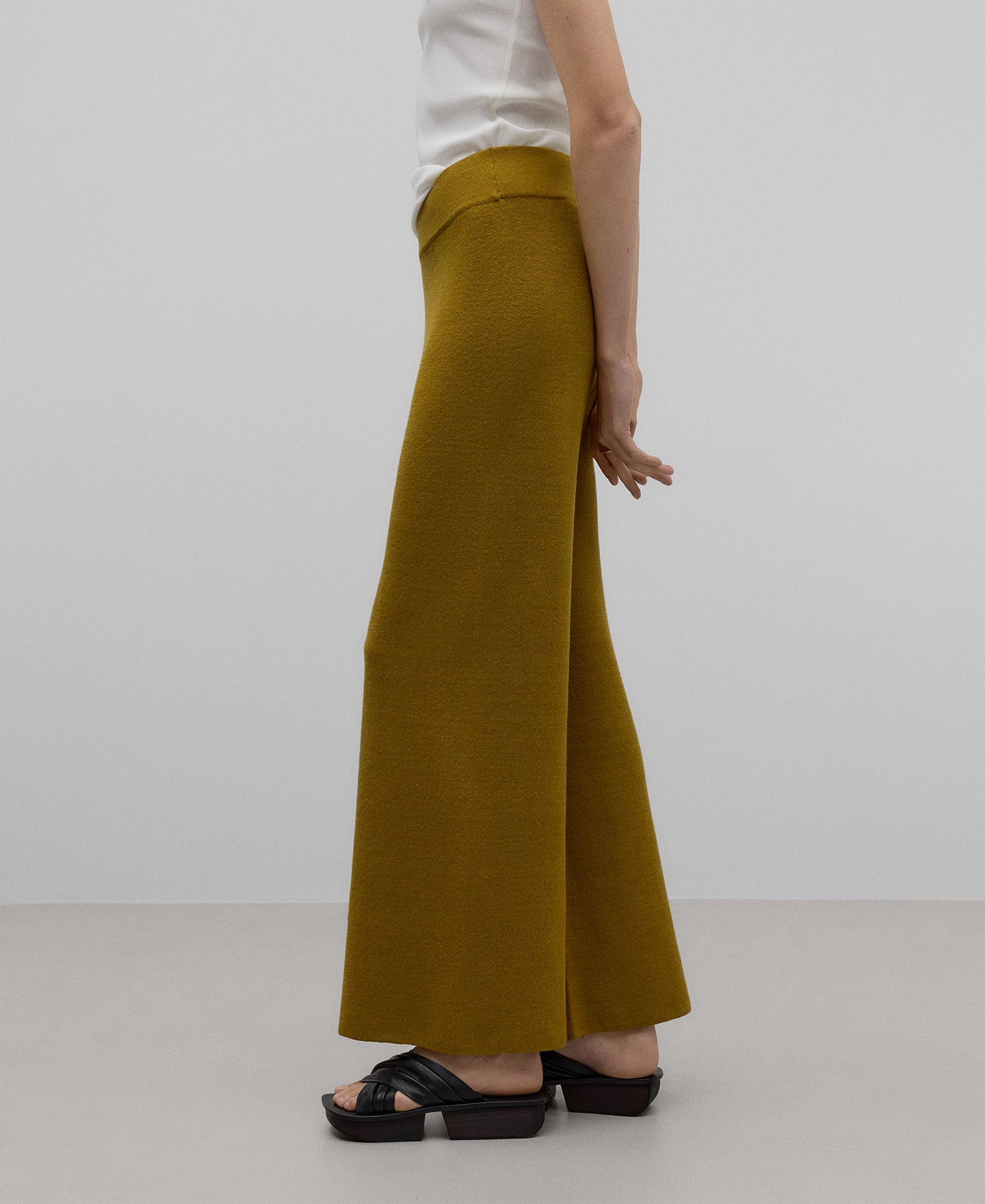 Knit linen trousers woman in green