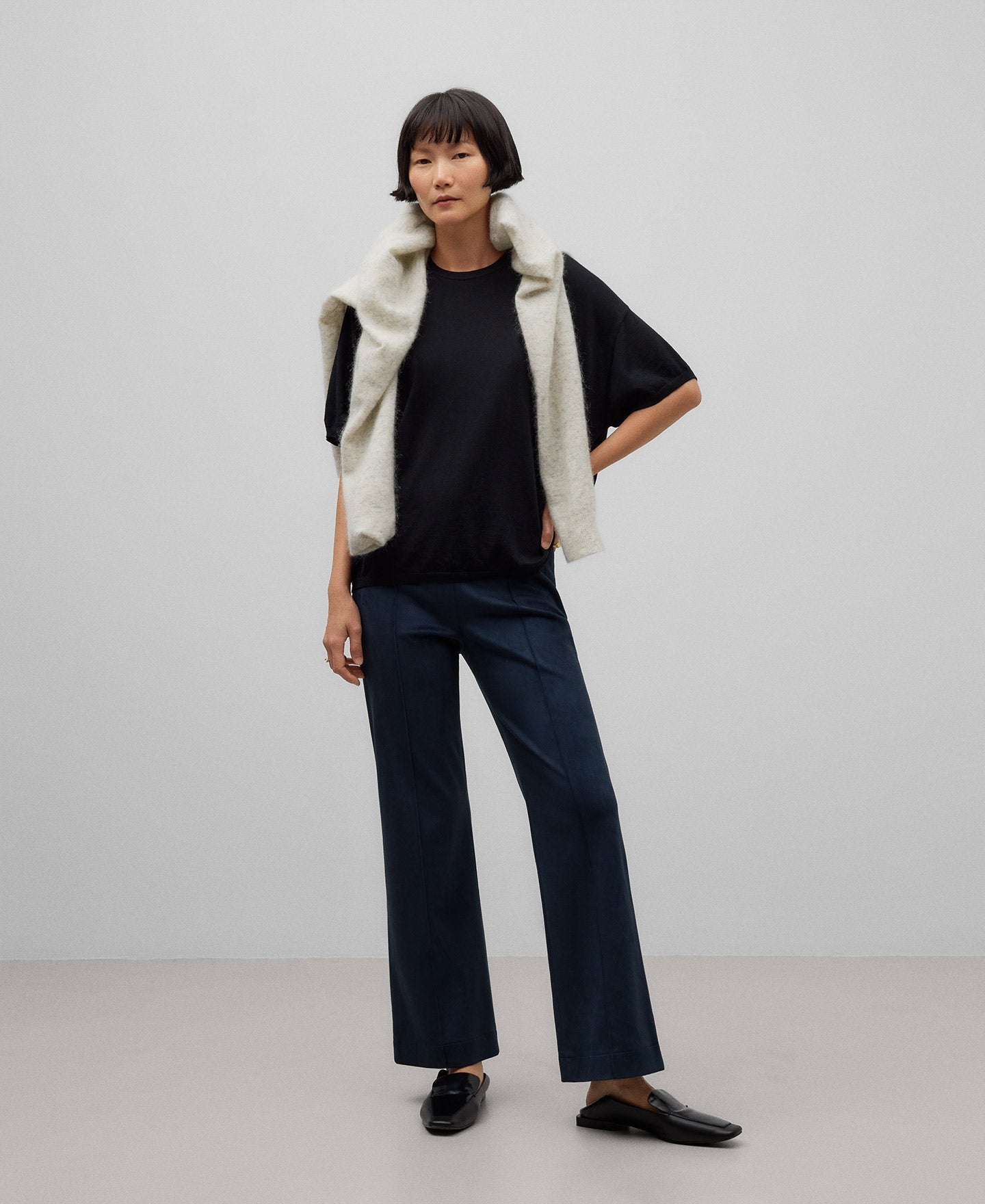 Navy blue ankle-lenght trousers woman in navy blue