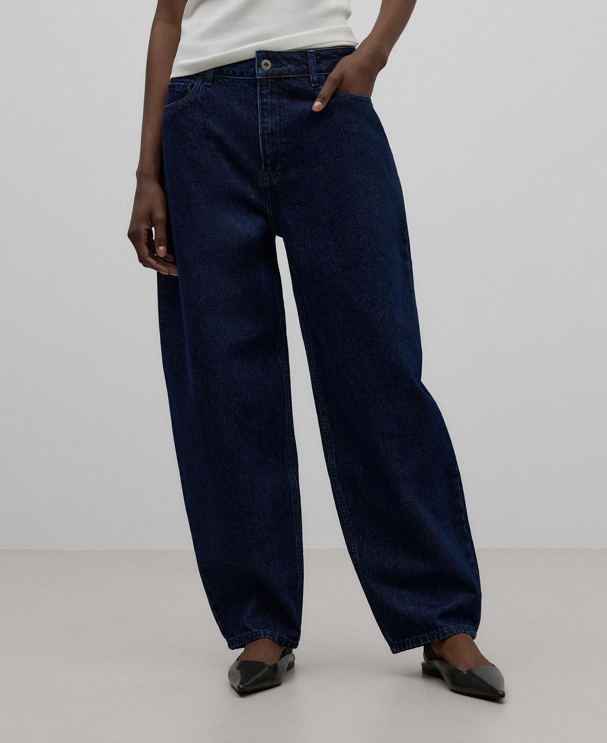 Carrot fit cotton denim trousers woman in navy blue