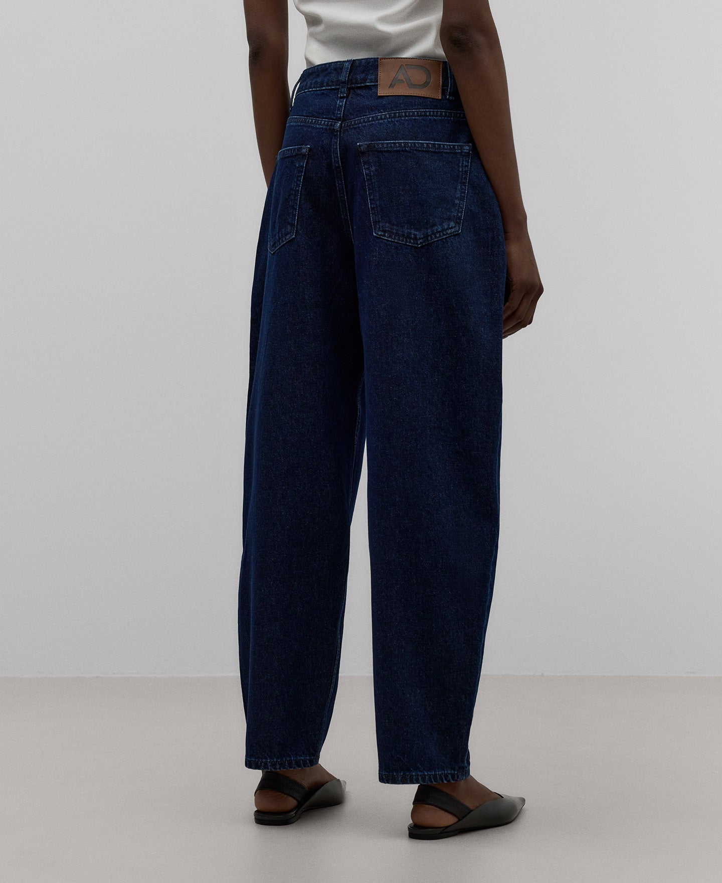 Carrot fit cotton denim trousers woman in navy blue