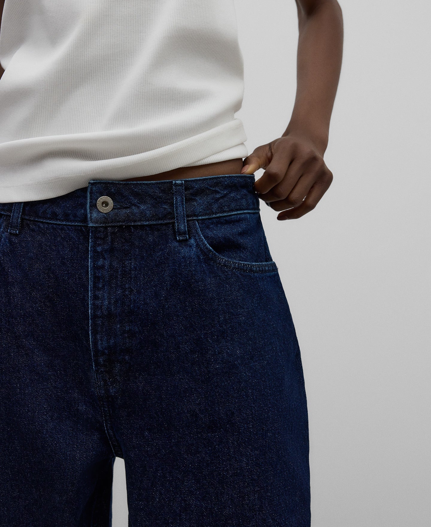 Carrot fit cotton denim trousers woman in navy blue