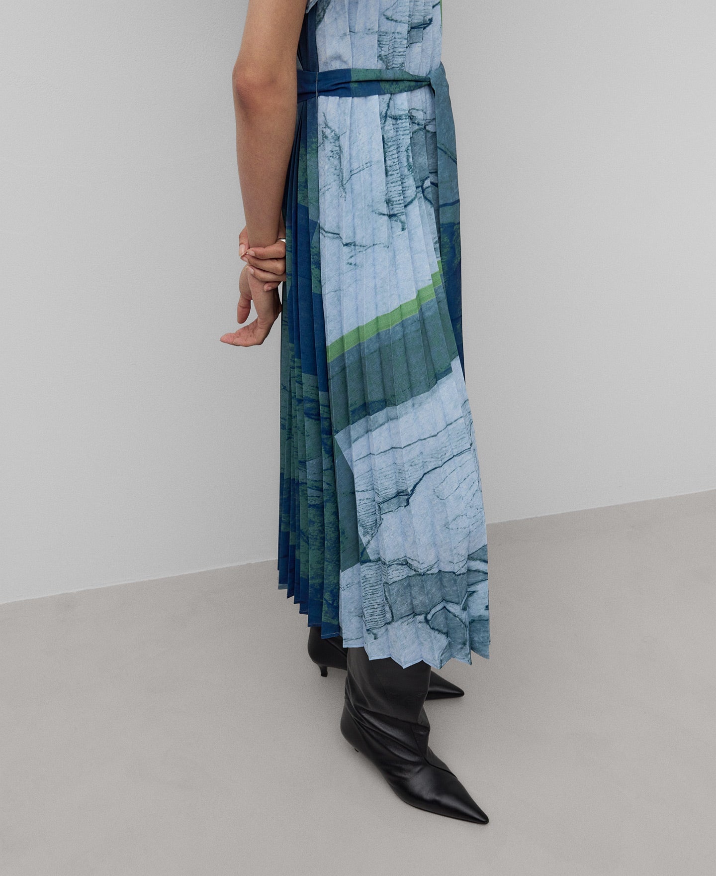 Printed midi crinkle dress woman in black/blue/green
