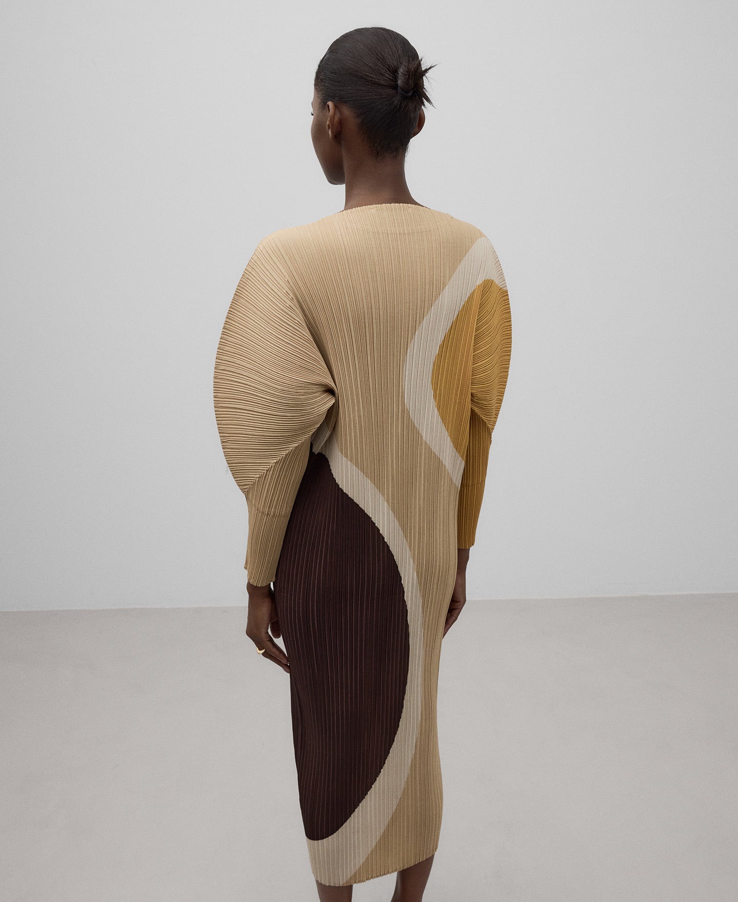 Printed crinkle dress woman in camel/cream