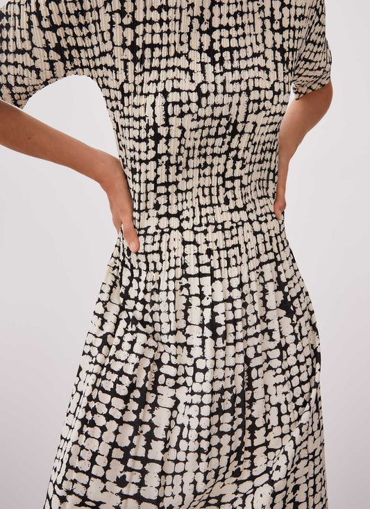 White And Black Crinkle Dress With Signature Print