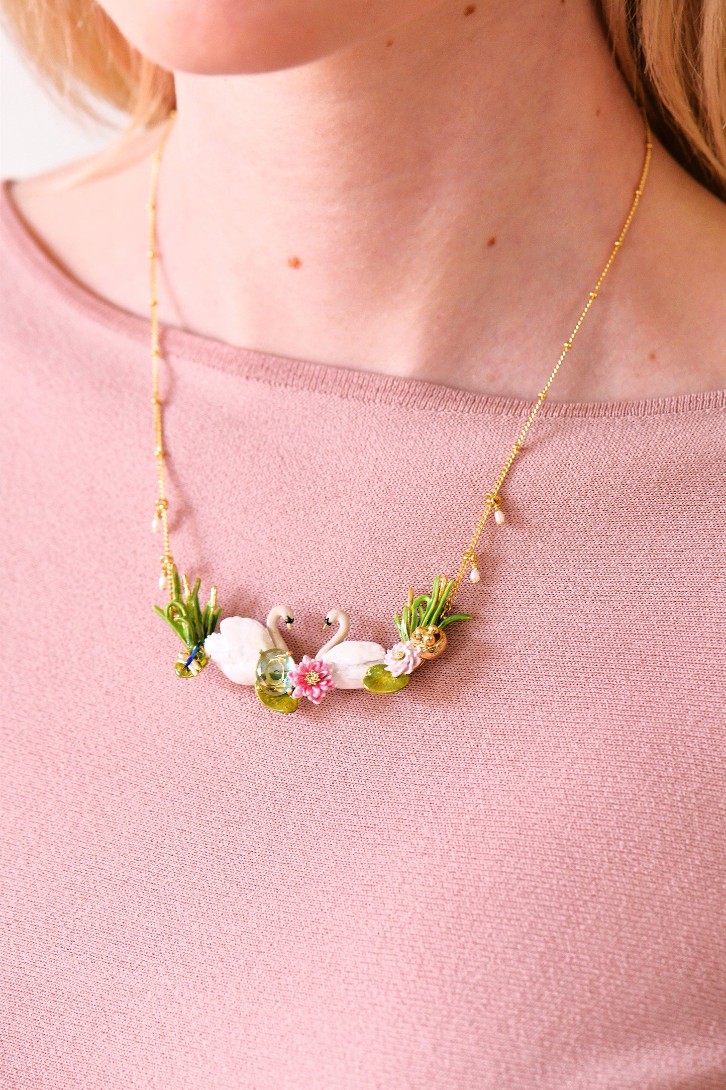 Two Swans In Love Among Water Lilies Collar Necklace | AKCY301