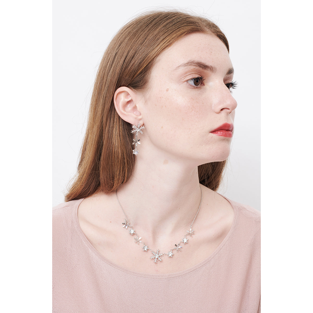 Snowflakes And Crystals Collar Necklace | AMSC3012