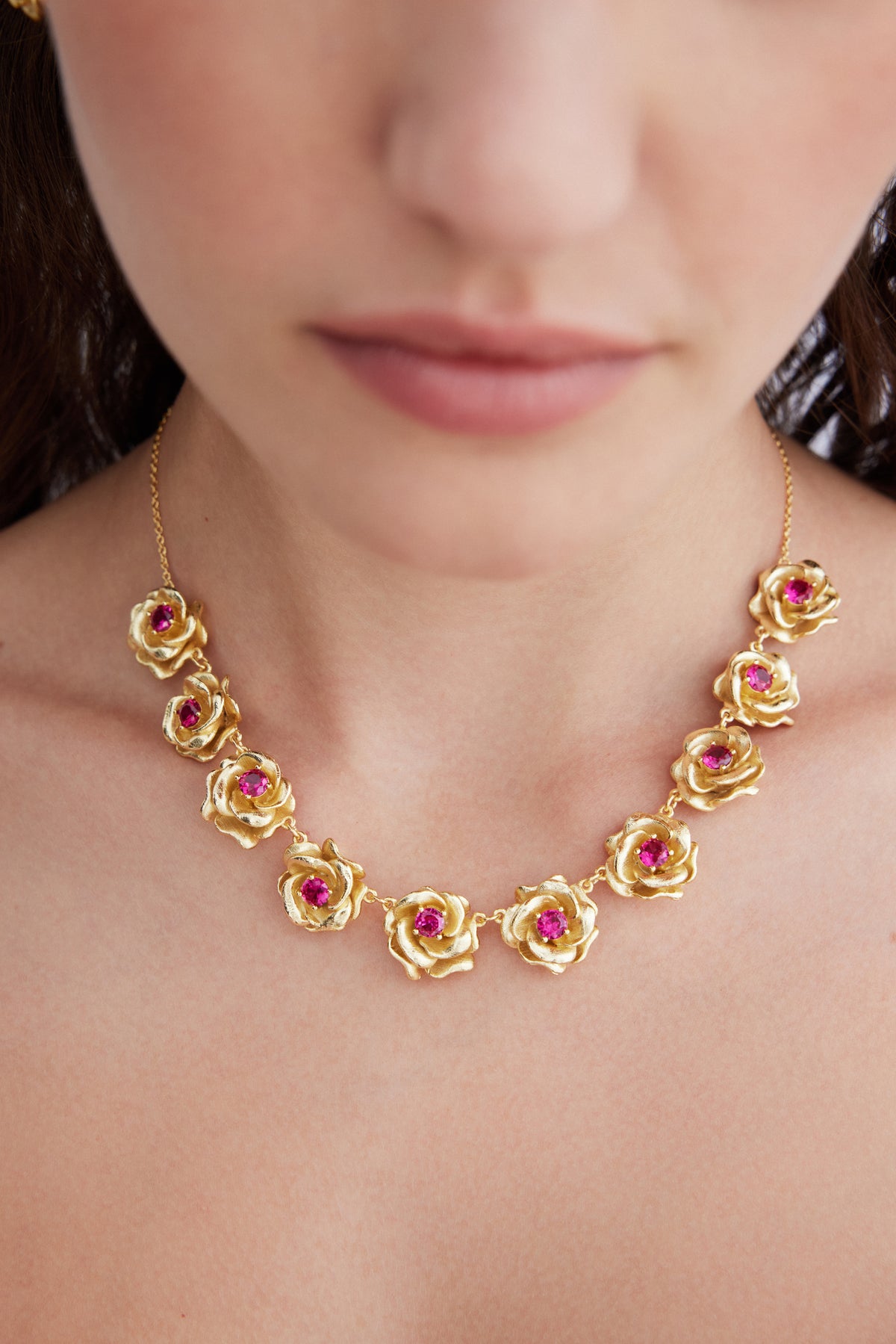 Necklace With Gold Mona Lisa Roses And Pink Stones | AXRF3011