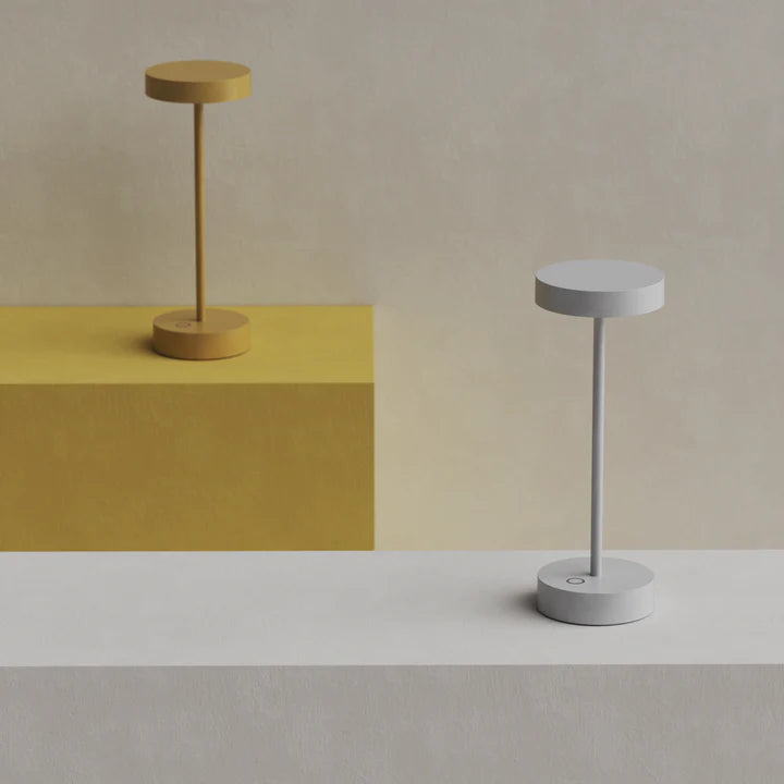 Ubiqua Lamp Standy