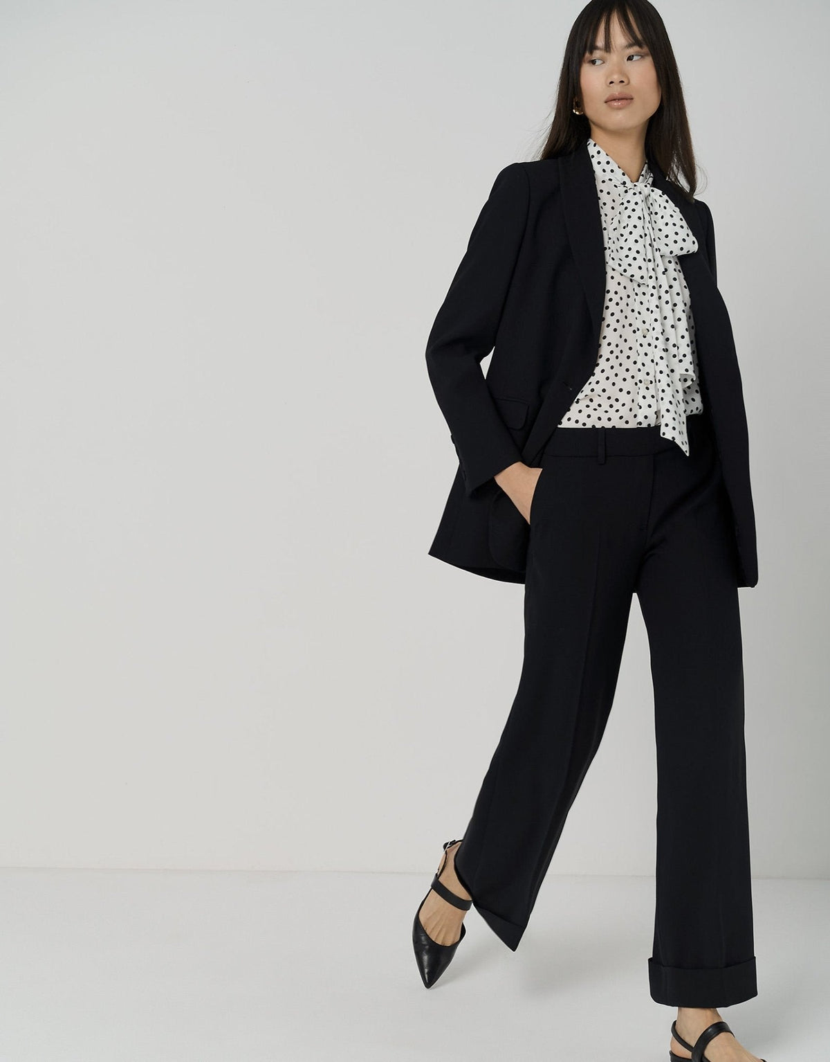 Pants | Black crepe tailored trousers by Spanish designer Roberto Verino