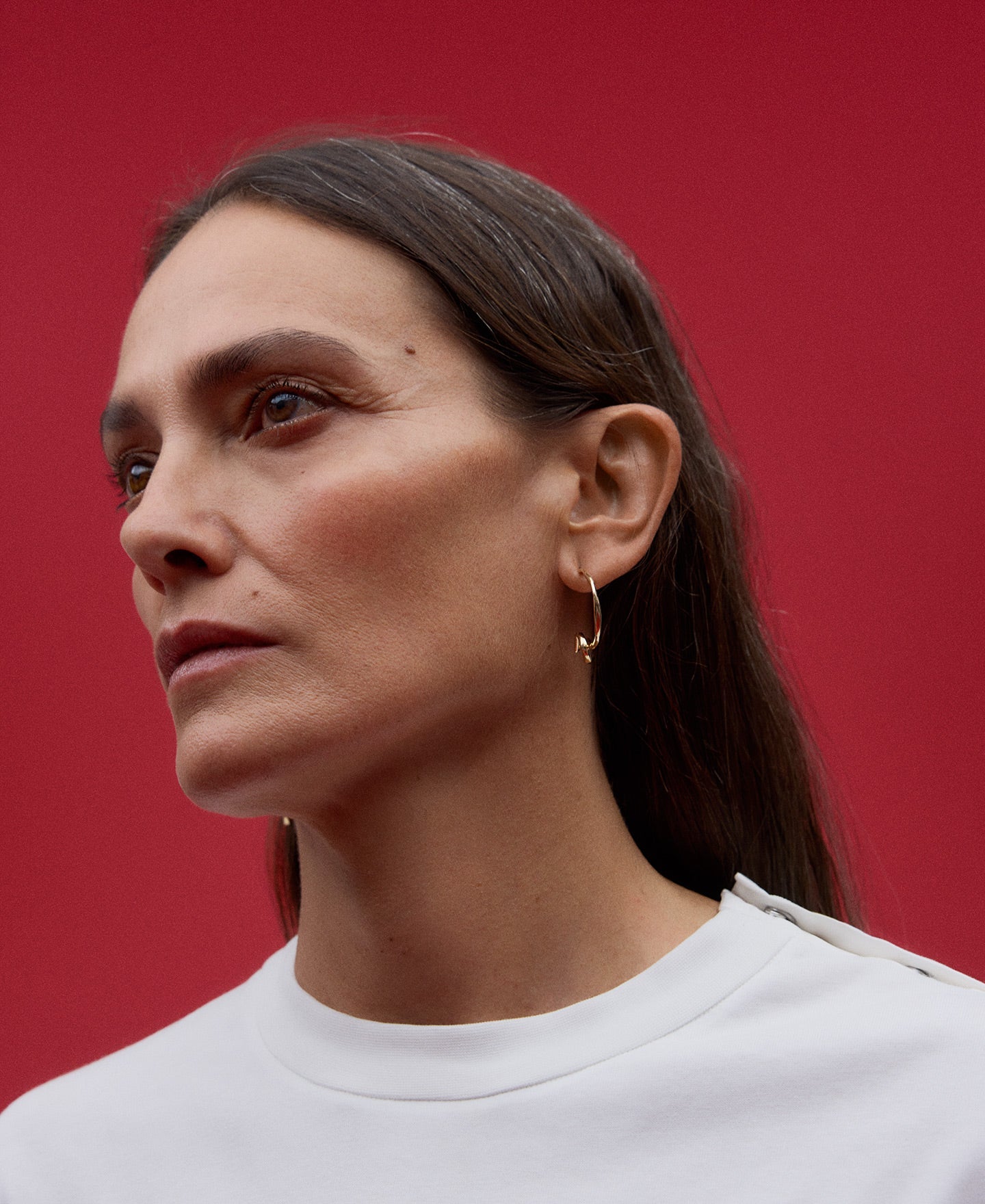 Hoop earrings with knot at the end woman in gold