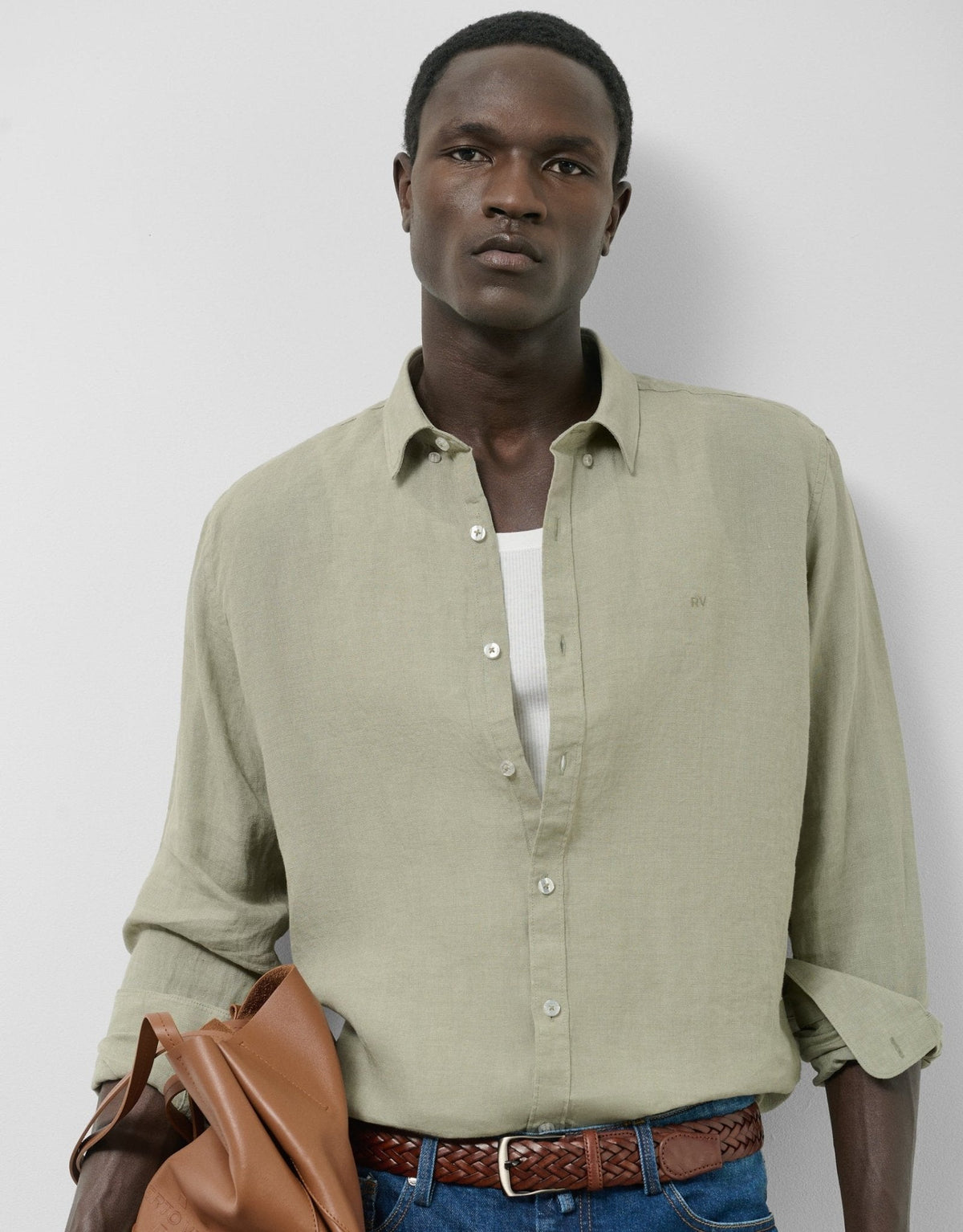 General | Regular white linen sport shirt by Spanish designer Roberto Verino