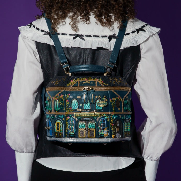 Vendula London The Corner Cauldron Cora Bag – model shot