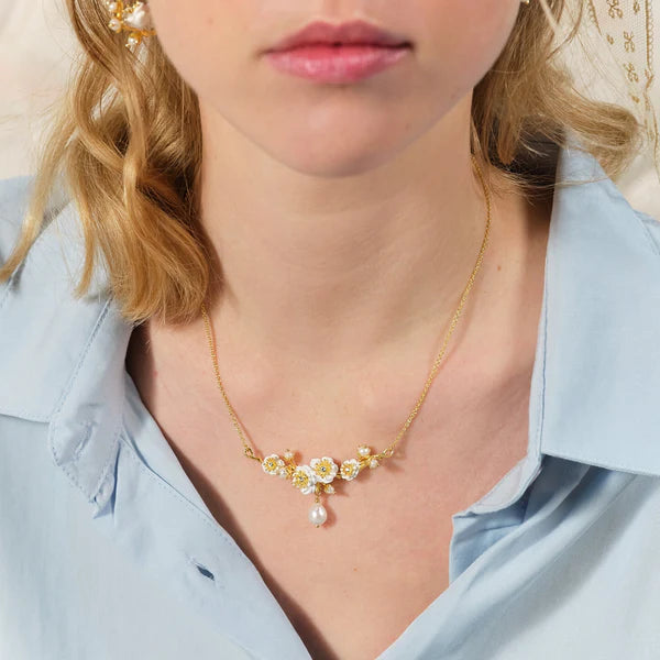 White Rose Brand And Pearls Statement Necklace | aset3041